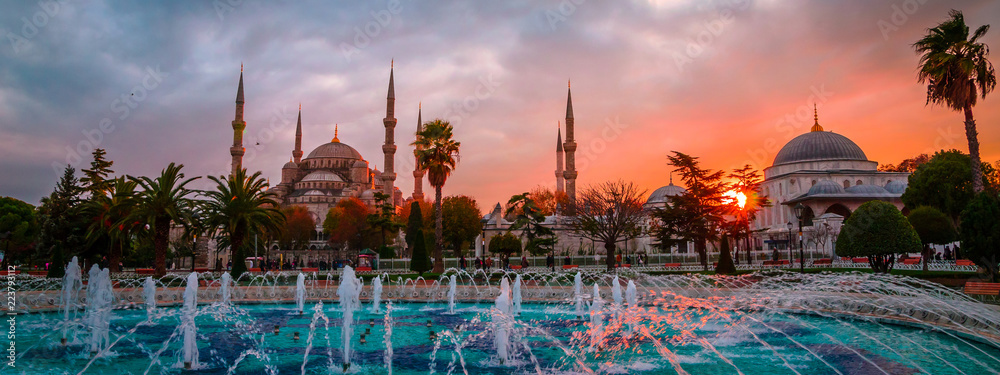 Obraz premium Błękitny Meczet (Sultanahmet Camii) o zachodzie słońca, Stambuł, Turcja.
