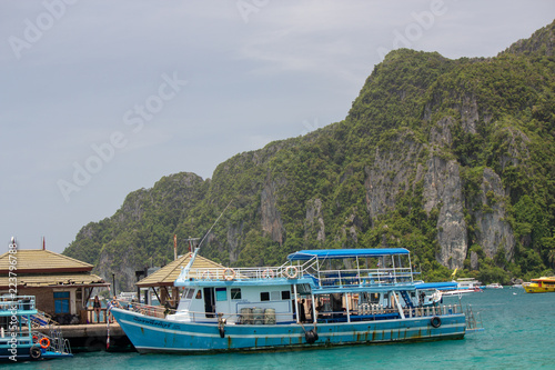 Obraz na płótnie Docked transport boat at Phi Phi w salonie