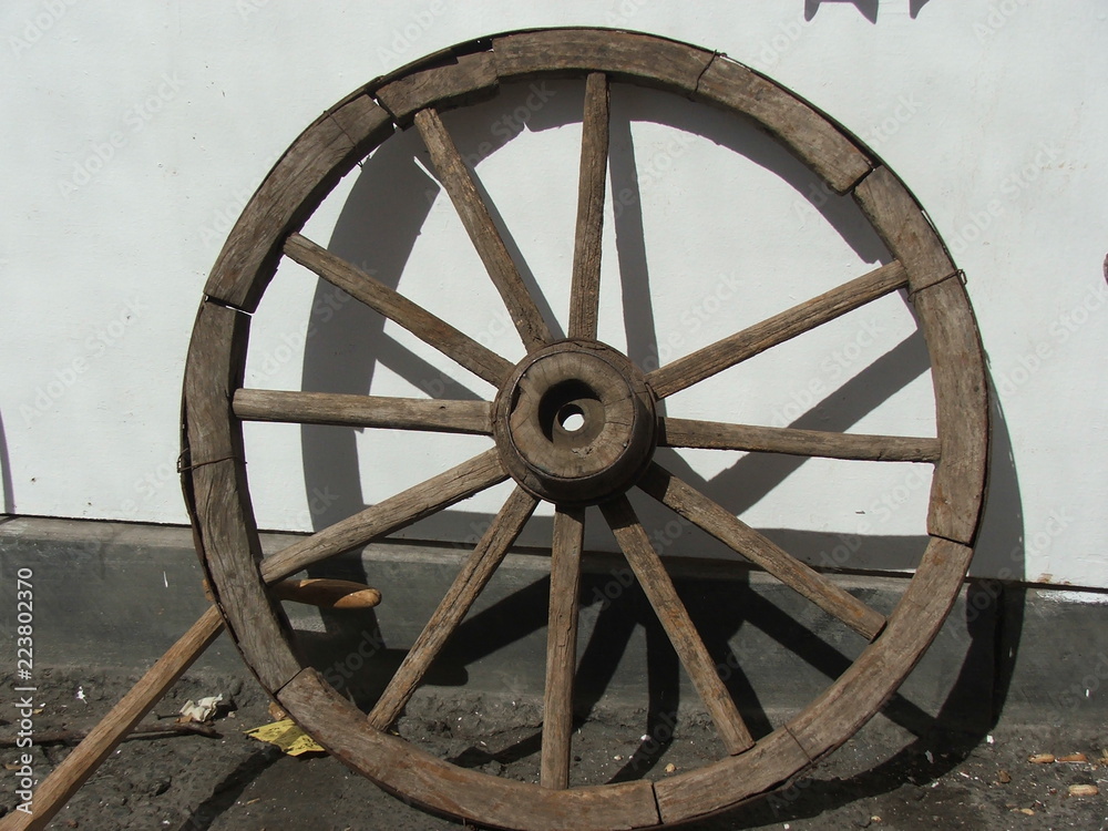 antigua rueda madera y acero de carreta de pasajeros