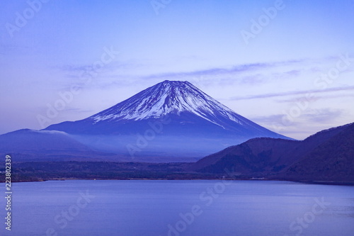 夕暮れの富士山、山梨県本栖湖にて