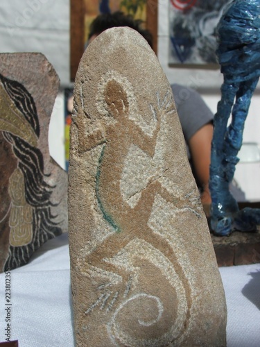 Grabado en relieve de iguana en piedra