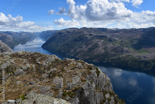 Der Lysefjord, vom Preikestolen aus betrachtet.