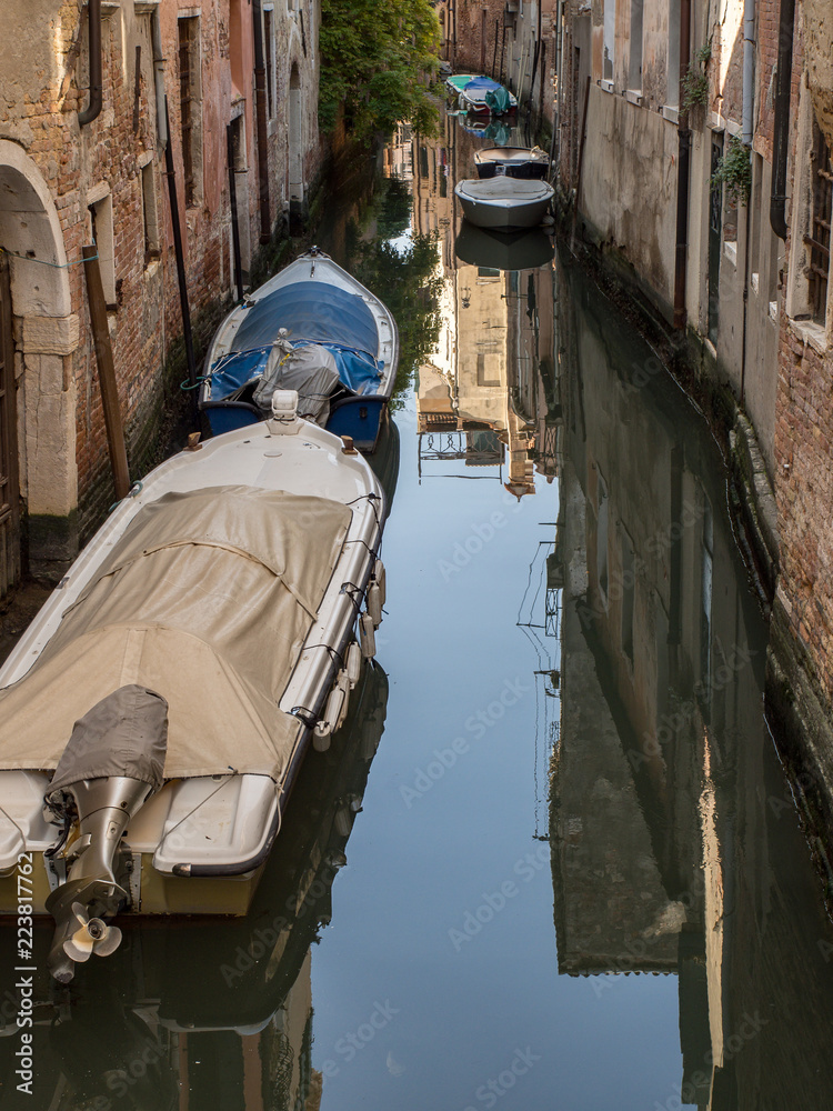 Boote auf einem Kanal in Venedig, Italien