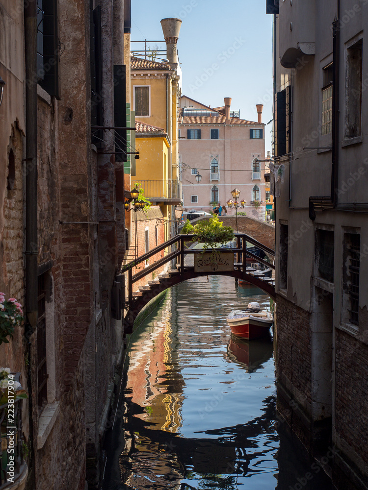 Enge Häuserschlucht am Kanal mit Boot, Venedig