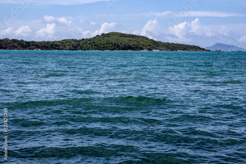 Obraz na płótnie Island in the distance off the coast of Rawaii w salonie