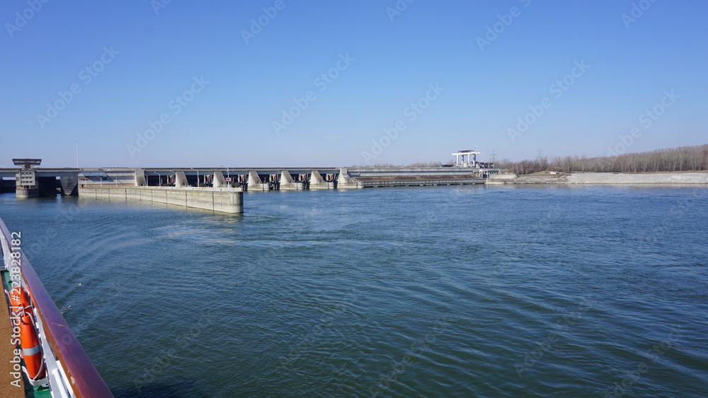 Schleuse, Donau, Österreich von einem Flusskreuzfahrtschiff Schleuse, Donau, Österreich von einem Flusskreuzfahrtschiff