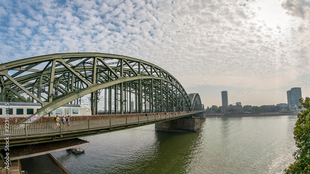 Hohenzollernbrücke in Köln