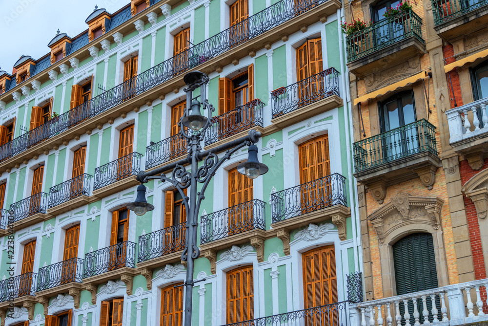 Historische Häuser und Fassaden in der Altstadt von Pamplona
