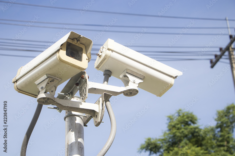 Wireless security cameras are closed-circuit television (CCTV) cameras that transmit a video and audio signal to a wireless receiver through a radio band Wireless security cameras are closed-circuit television (CCTV) cameras that transmit a video and audio signal to a wireless receiver through a radio band