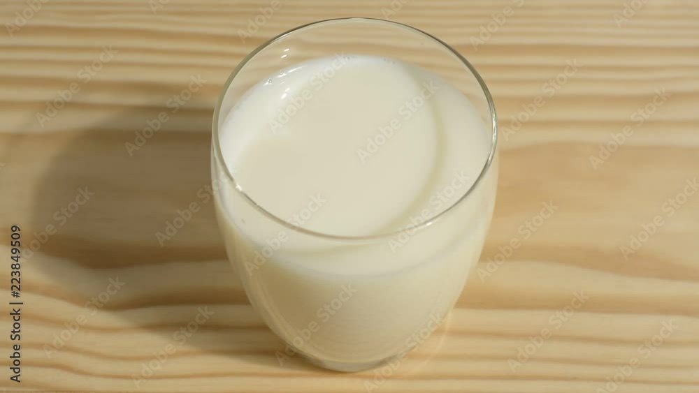 Vaso de leche en la mesa Vaso de leche en la mesa