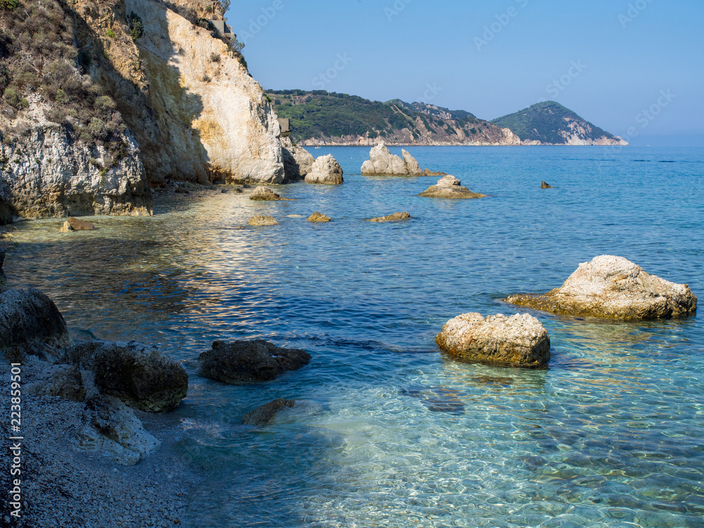 Badebucht mit Felsen in der Sonne im blauen Wasser, Elba
