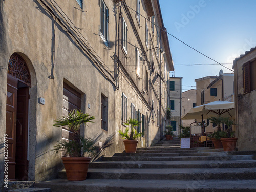 Italienische h  user an Steintreppe leuchten in der Sonne  Capoliveri  Elba