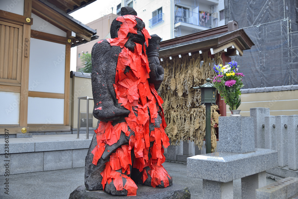 Naklejka premium 田端 東覚寺の身代り赤紙仁王尊(阿像)
