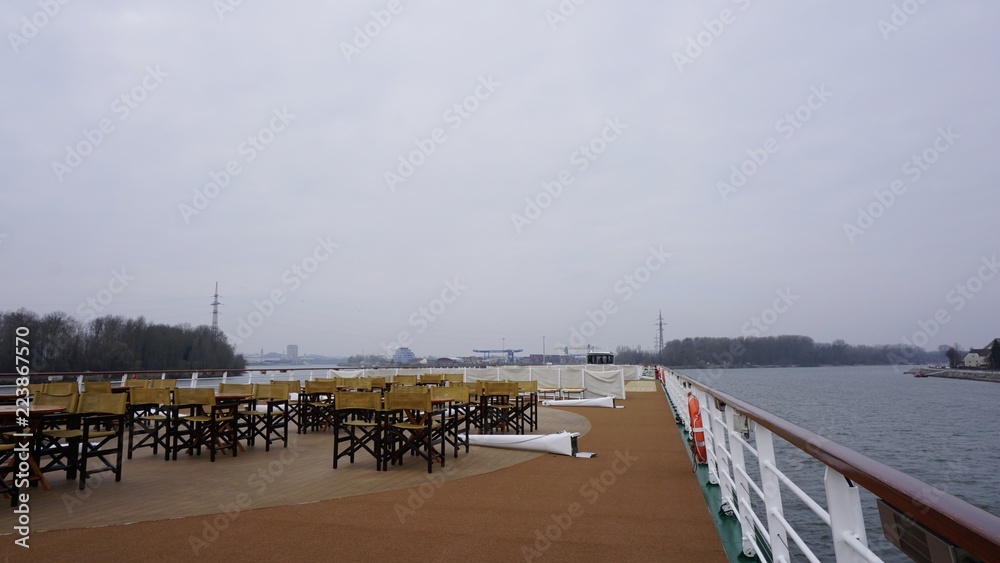 Obraz premium Flusskreuzfahrt auf der Donau zwischen Wien und Linz, Richtung Passau