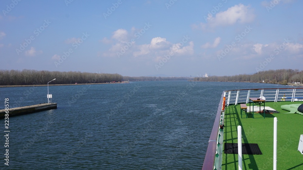 Schleuse in der Donau, zwischen Wien und Linz Österreich von einem Flusskreuzfahrtschiff Flussaufwärts Richtung Passau