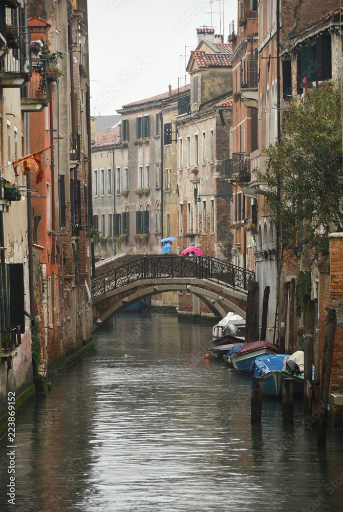 Kleiner Kanal in Venedig mit Brücke bei Regen