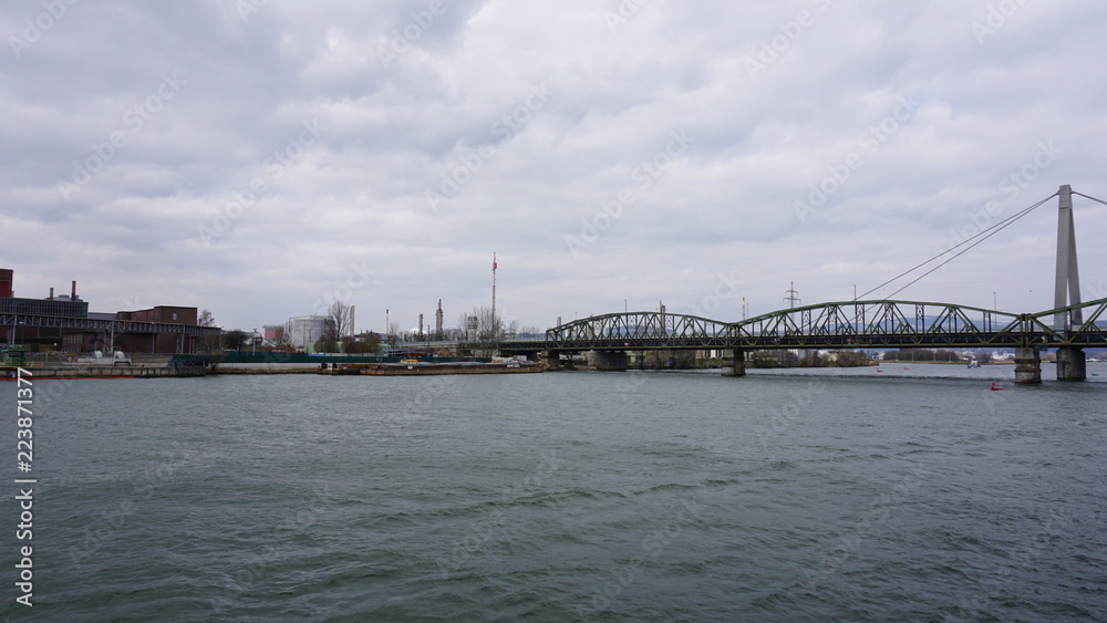 Linz an der Donau, Industriehafen und Brücken, fotografiert von einem Flusskreuzfahrtschiff im Frühjahr