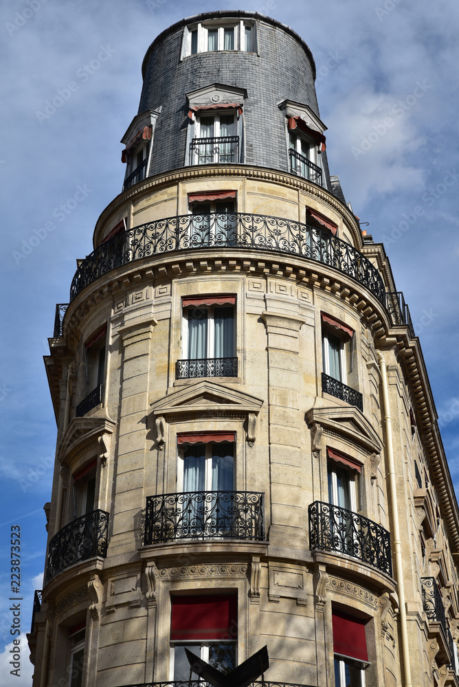 Immeuble à tourelle à Paris, France