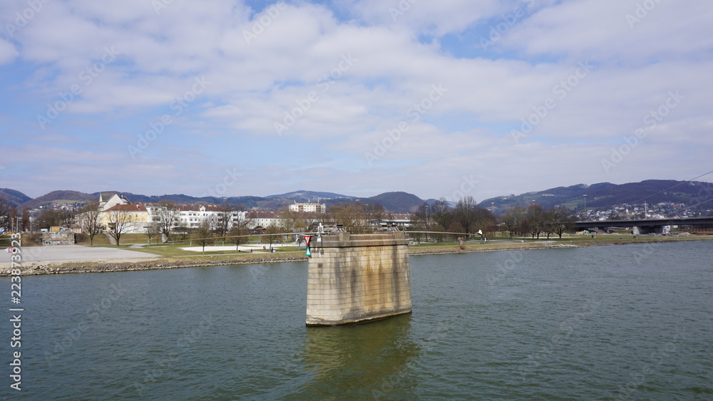 Obraz premium Linz, Donau, Österreich, Brücken und Brückenpfeiler, fotografiert von eine Flusskreuzfahrtschiff
