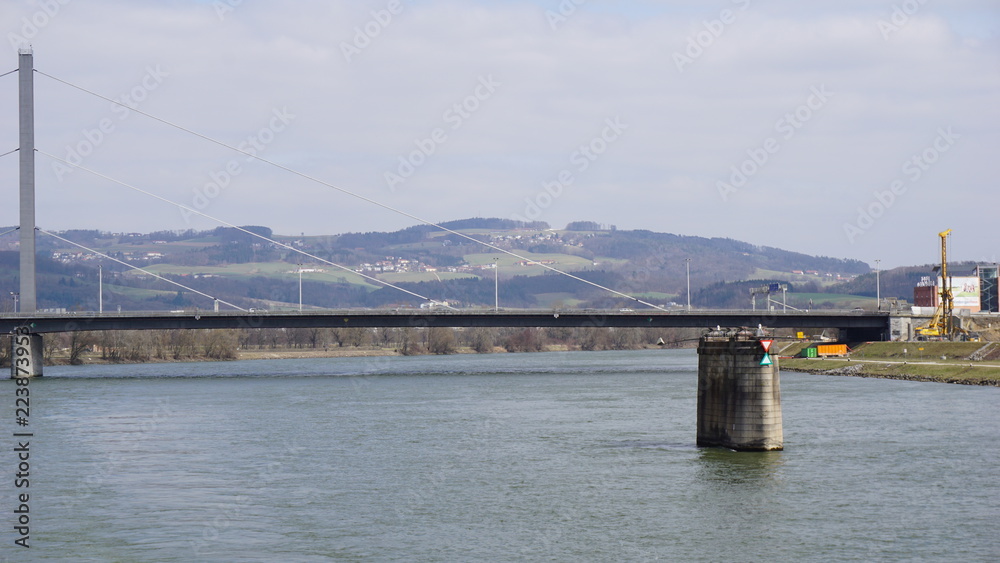 Linz, Donau, Österreich, Brücken und Brückenpfeiler, fotografiert von eine Flusskreuzfahrtschiff