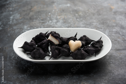 Foto cooked Water chestnut with flour or powder, also known as singada/singara or shi