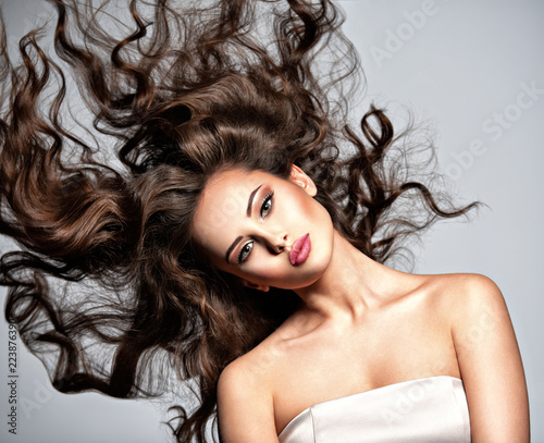 Twarz pięknej kobiety z długimi latającymi włosami
