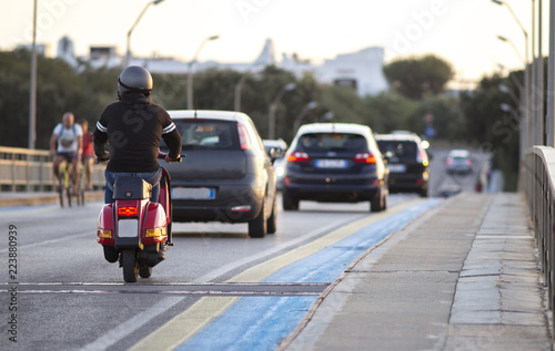 ponte di Sabaudia in Italia con il traffico