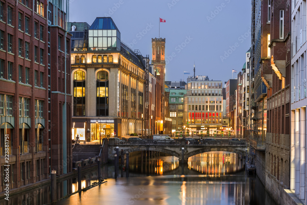 Fototapeta premium Exklusiver Bleichenfleet in der Neustadt Hamburg am Abend und Lichter