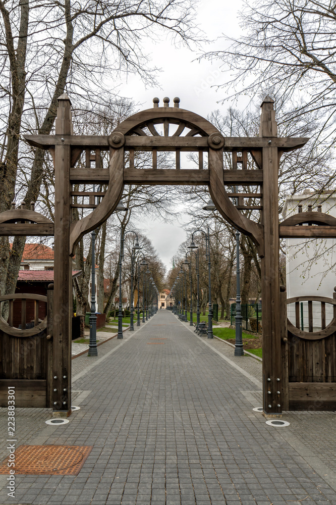 Gateway to the avenue