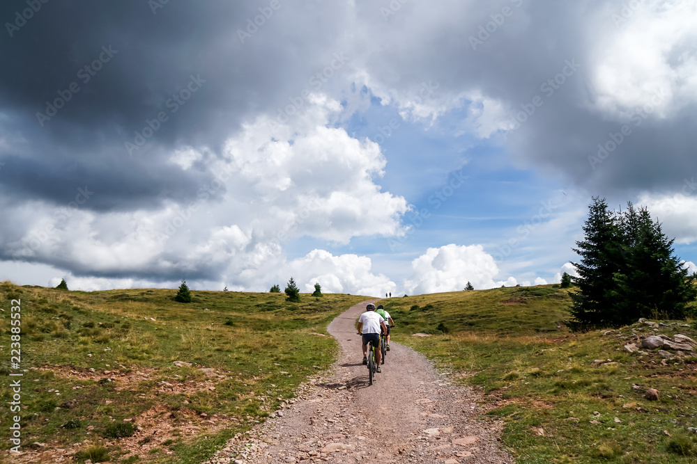 Mountainbiker auf Alm unterwegs in ein Gewitter