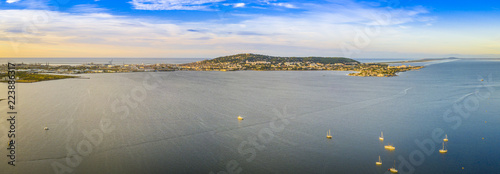 Vue aérienne de l'étang de Thau et Sète depuis Balaruc les Bains en Occitanie, France photo