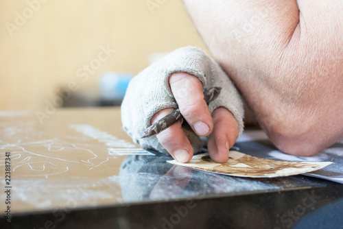 Fotografija A man will engrave on a granite