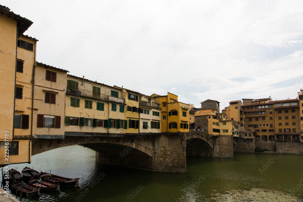 mit Häusern bebaute Brücke Ponte Vecchio in Florenz, Italien