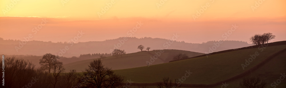 panorama paysage sur coucher de soleil