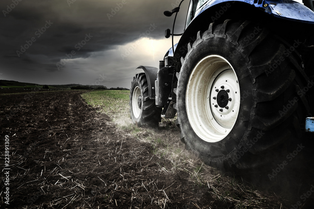 Fototapeta premium travail de nuit avant l'orage