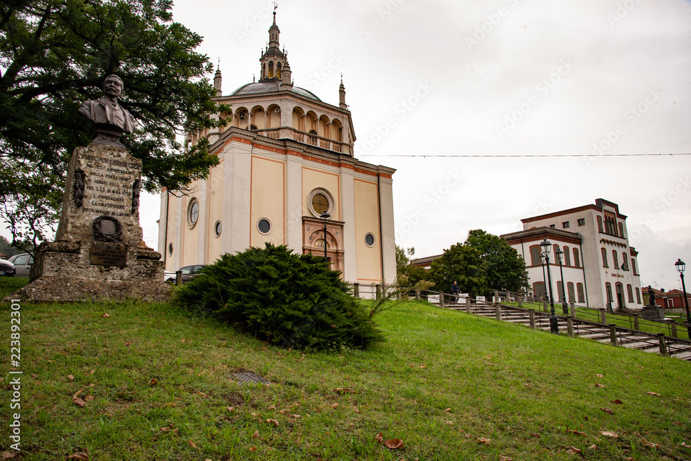 The church of Crespi d'Adda, in Italy, is a copy of the Renaissance church (Bramante school) in Busto Arsizio. In this perfect little world, the owner Crespi 