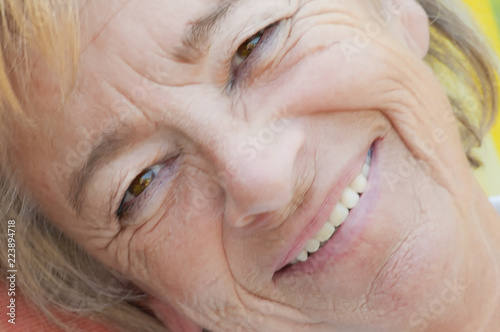 älteres Frauen Gesicht lächelt sympathisch