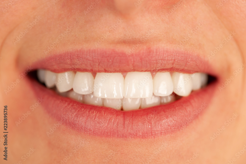 Naklejka premium Piękne zdrowe kobiety zęby