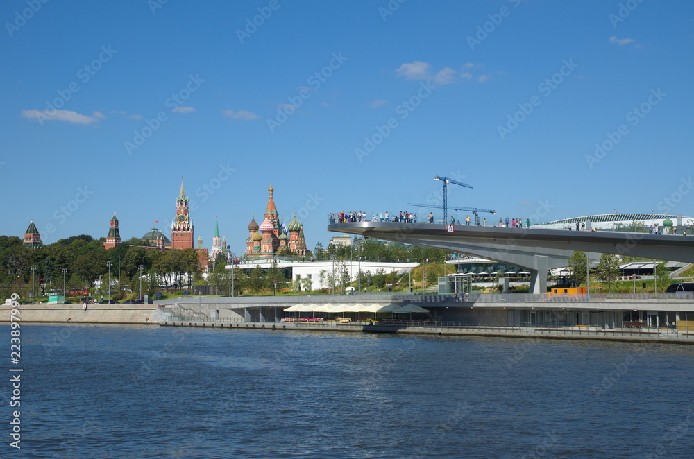 Obraz premium Moscow, Russia - August 24, 2018: Summer view of the Soaring bridge in Zaryadye natural landscape Park, Moscow Kremlin and St. Basil's Cathedral