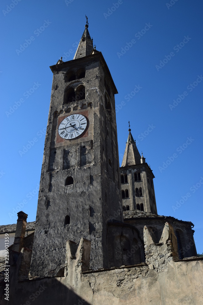 Aosta - I due campanili romanici della cattedrale Aosta - I due campanili romanici della cattedrale
