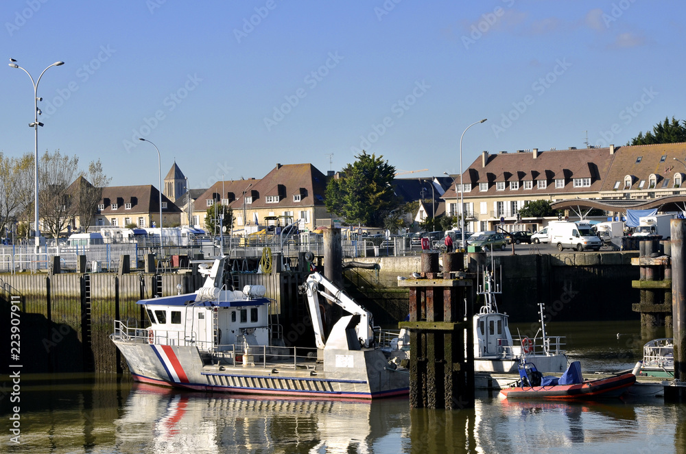 Obraz premium Fishing port of Ouistreham and buildings in the background, commune in the Calvados department in the Basse-Normandie region in northwestern France.