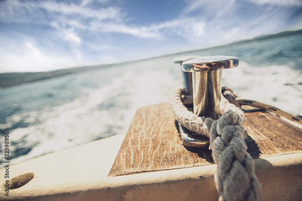 Fototapeta premium Zbliżenie liny cumowniczej na łodzi, która płynie po morzu