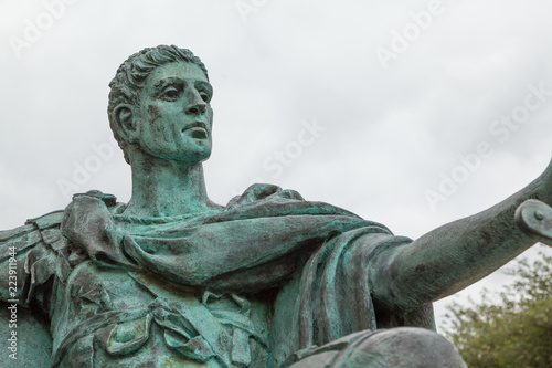 Statue von Konstantin vor dem Münster in York, Großbritannien © pit24