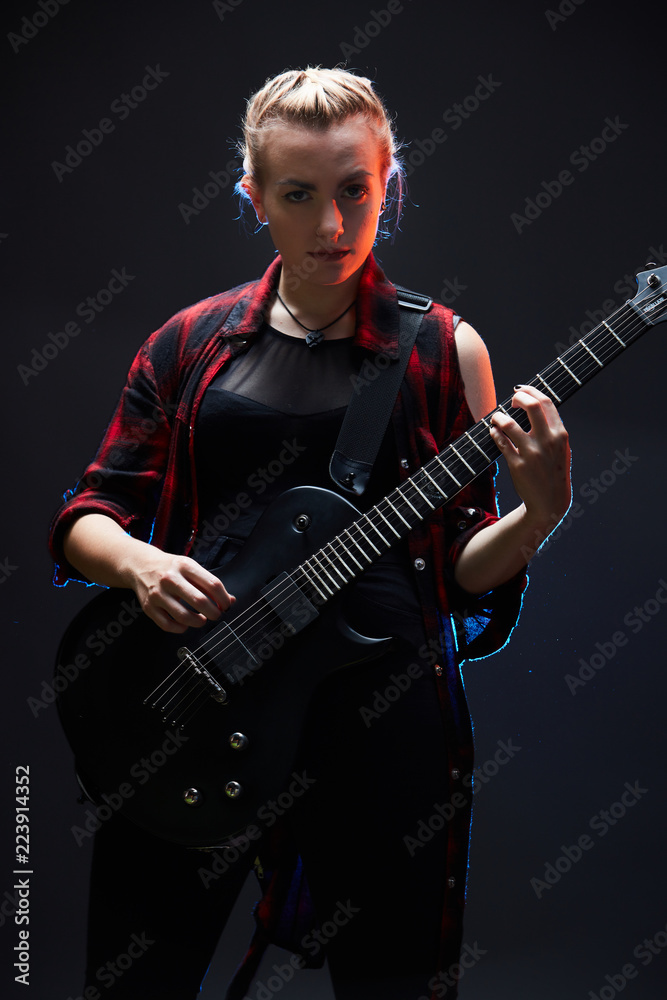 Obraz premium Blonde woman rocker guitarist black dark scene