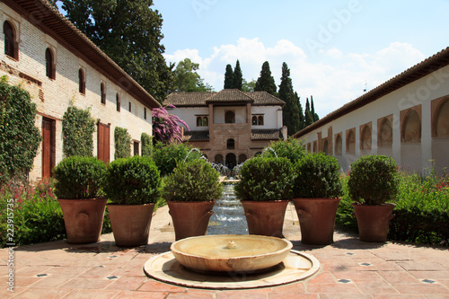 Palastgarten in der Alhambra photo