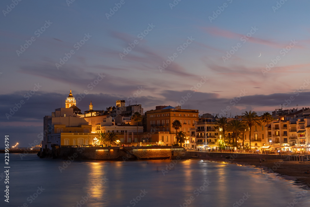 Fototapeta premium Landscape of Sitges at night