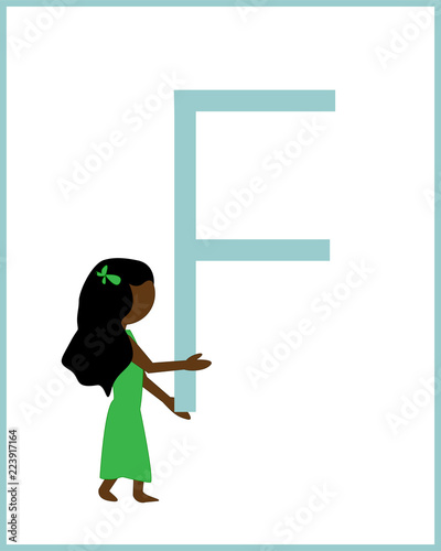 Kind trägt den Buchstaben F