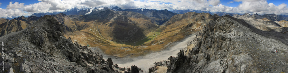Fototapeta premium Il passo dello Stelvio e i ghiacciai dell'Ortles dalla piz Umbrail