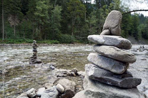 Steinhaufen am Fluß