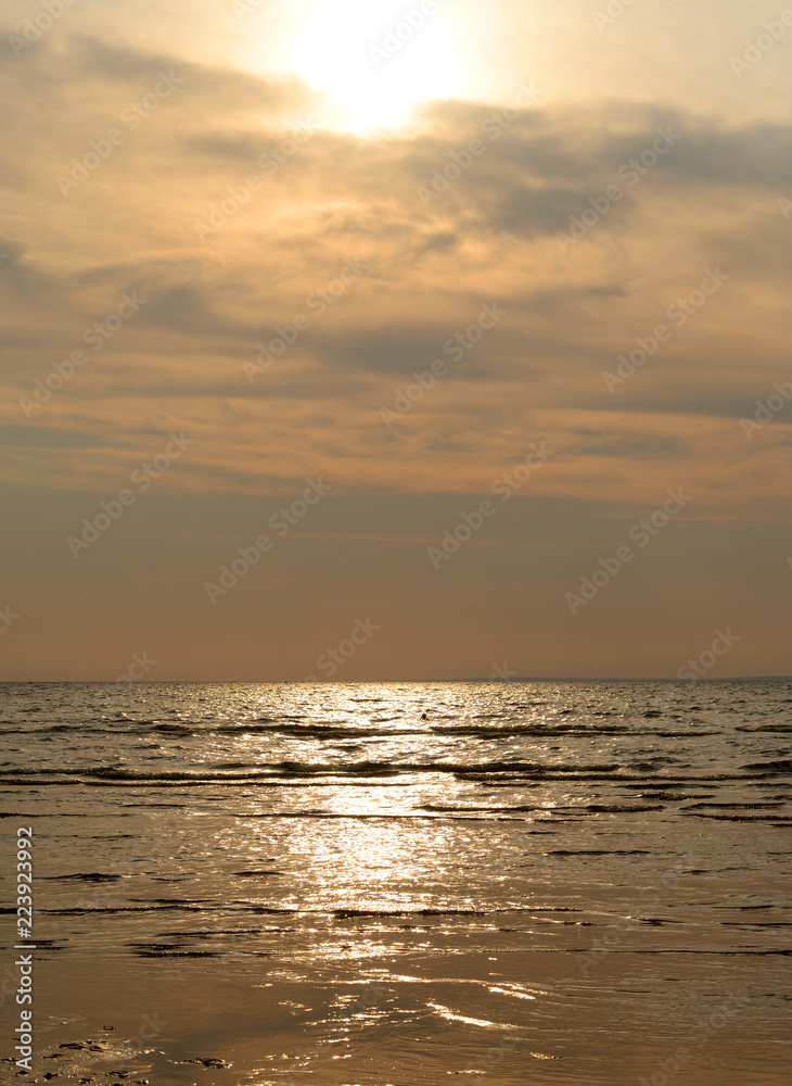 Obraz premium Cloud sunset over sea.